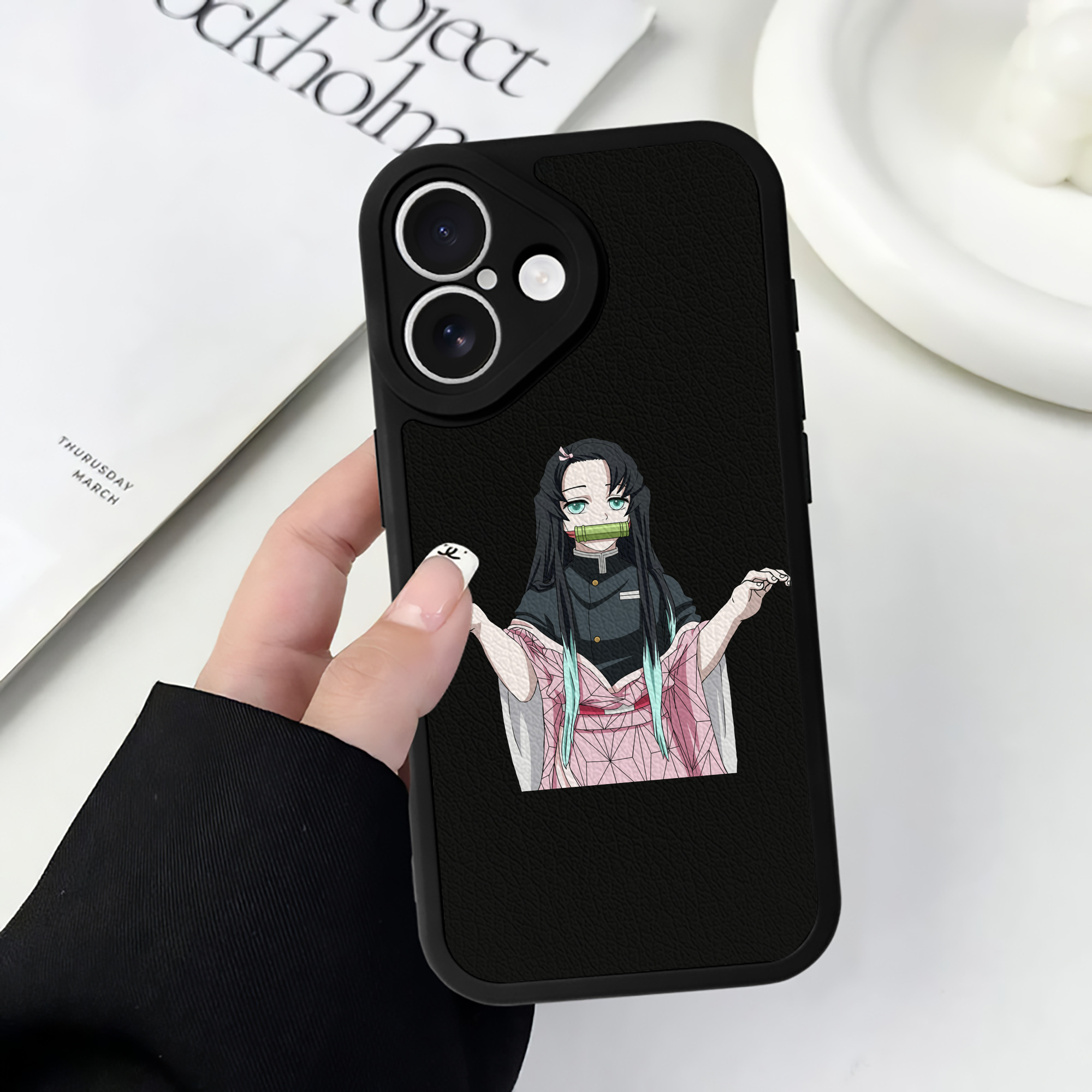 （画像用） 鬼滅の刃（きめつのやいば）竈門 禰󠄀豆子／かまど ねずこ Kamado Nezuko 【iPhone 16シリーズ対応】シリコンスマホケース（レザー調） 材質：シリコン